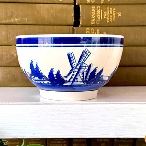 Hand-painted bowl with Dutch scene